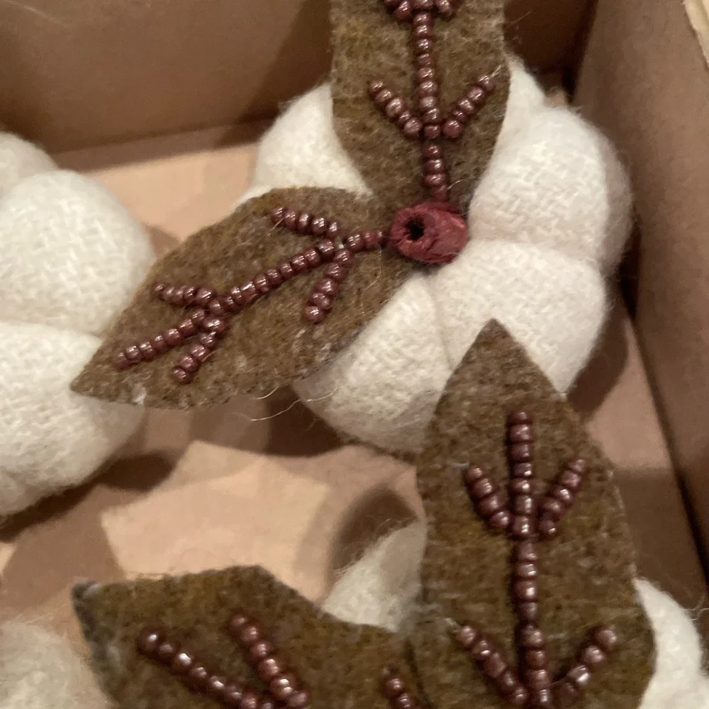 NIB Nicole Miller Home Ivory green gold beaded set of 4 napkin rings holiday